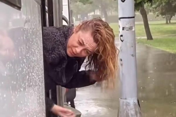 Yağmur Suyuyla Saçlarını Yıkadı: Doğal Güzellik Yöntemi Sosyal Medyada Gündem Oldu